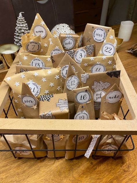 Christmas Advent Calendar Gift Ideas, Advent Calendar Ideas Diy Boyfriend, Christmas Advent Calendar Ideas, Reusable Advent Calendar, Advent Calendar Ideas, Homemade Advent Calendars, Christmas Advent Calendar Diy, Advent Calendar Gifts, Christmas Gift Basket Ideas