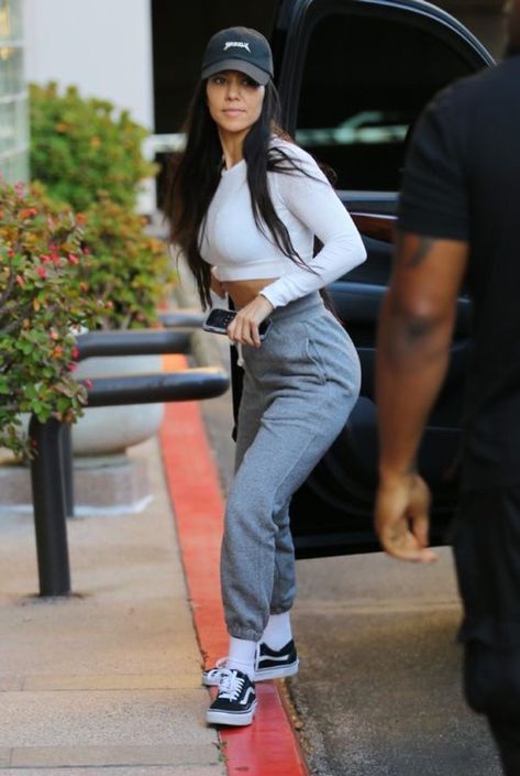 Kourtney Barker Style, Kourtney Kardashian Casual Outfits, Kardashian Style Casual, Kardashian Casual Outfit, Kardashian Style Outfits, Estilo Khloe Kardashian, Vans Fashion, Estilo Kardashian, Kourtney Kardashian Style