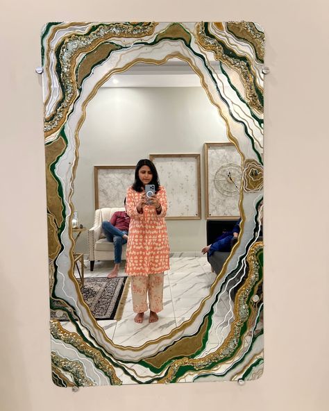 Resin Art On Mirror, Resin Mirror Art, Epoxy Resin Mirror, Geode Mirror, Mirror Resin, Decorated Mirror, Resin Art Canvas, Resin Mirror, Green Geode