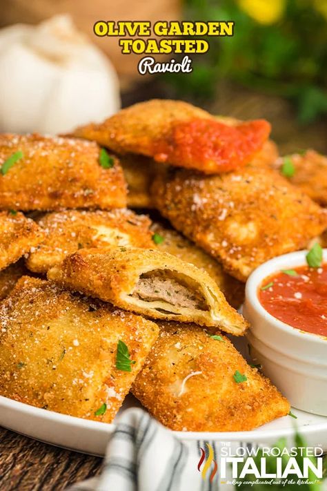 Best Fried Ravioli Olive Garden Copycat Recipe - The Slow Roasted Italian Fried Ravioli Recipe, Slow Cooker Ravioli, Olive Garden Minestrone Soup, Fried Ravioli, Slow Roasted Italian, Copycat Recipes Olive Garden, Olive Garden Copycat, Olive Garden Recipes, Toasted Ravioli