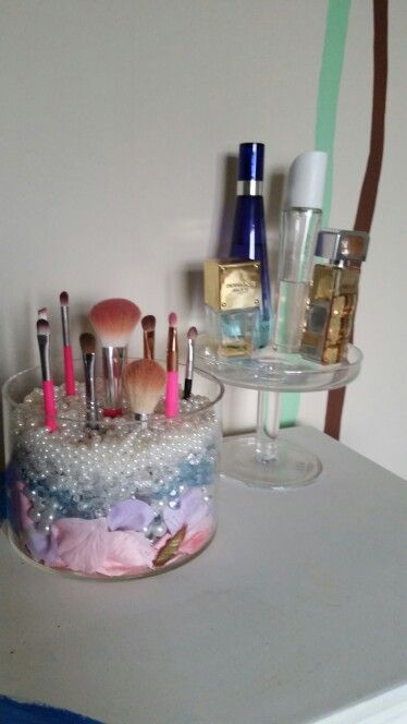 Round bowl with layers of glitter petals and pearls :) love my new makeup brush holder :) Makeup Brush Holder Classy, Cute Makeup Brush Holder, Coffee Mug Makeup Brush Holder, Makeup Brush Pot Holder, Diy Glitter Makeup Brush Holder, Best Makeup Brushes, Makeup Guide, Makeup Brush Holders, Brush Holder