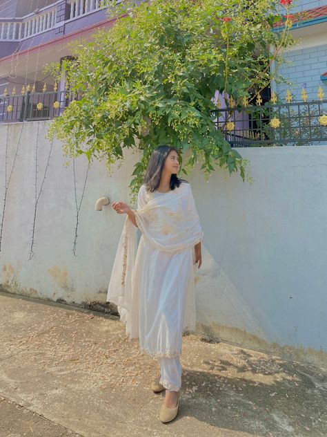 Kurthi Photo Pose, Kurthi Poses Selfie, Sarara Dress Photo Pose, Poses In Suit, Today's Goal, Traditional Dresses Indian, Saree Poses, Indian Photoshoot, Stylish Photo Pose