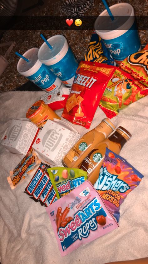 Sleep Over Pictures, Sleep Over Ideas Food, Snacks To Bring To A Sleepover, Best Snacks For Sleepovers, Snacks With Friends, All Nighter Snack Ideas, Sleepover Snack Bar, Food At Night, Snack Collection