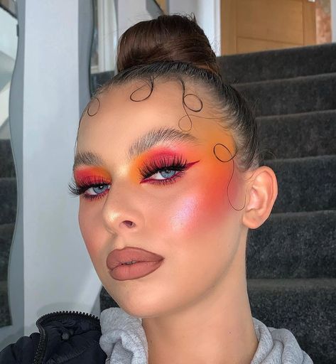 Pink And Orange Makeup, Sunset Makeup Looks, 15 Makeup Looks, Orange Makeup Looks, Editorial Makeup Looks, Euphoria Makeup Looks, Interesting Makeup, Sunset Eyeshadow, Scarecrow Makeup