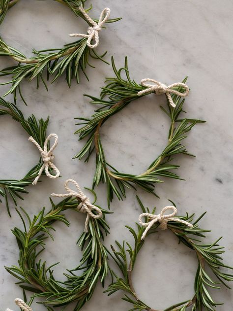 DIY Rosemary napkin rings - all you need is twine, scissors, and rosemary sprigs. Too easy! (image via spoonforkbacon) Diy Place Cards, Christmas Table Settings, Cool Ideas, Noel Christmas, Thanksgiving Crafts, Holiday Inspiration, Scandinavian Christmas, Decor Rustic, Christmas Inspiration