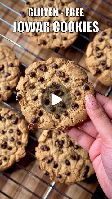 Henna Aggarwal on Instagram: "🍪GLUTEN-FREE Jowar Cookies🍪
Made a healthier version of the Choco Chip Cookies using Jowar Flour. These are Eggless, Gluten-Free, super crispy and delicious. 🤤

🍪Jowar Flour- 3/4 Cup
🍪Butter- 50 Gms
🍪Powdered Brown Sugar- 1/3 Cup
🍪Baking Powder- 1/2 Tsp
🍪Baking Soda- 1/4 Tsp
🍪Vanilla Essence- 1/4 Tsp
🍪Choco Chips- for Topping

#Cookies #CookiesOfInstagram #Biscuits #EgglessCookies #GlutenFree #GlutenFreeRecipes #eggless
[Cookies, Cookies Of Instagram, Biscuits, Eggless Cookies, Gluten Free, Gluten Free Recipes, Eggless]" Jowar Flour Cookies, Jowar Cookies, Eggless Cookies Recipes, Millet Cookies, Eggless Cookies, Choco Chip Cookies, Cookies Gluten Free, No Flour Cookies, Healthy Cookie Recipes