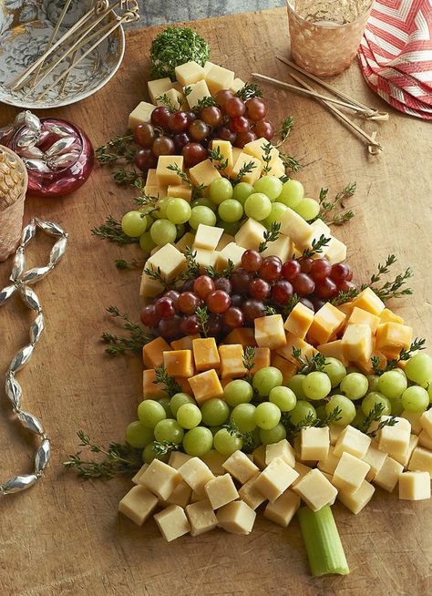 ciao! newport beach: 12 easy ideas for Christmas Finger Grapes, Snacks Platter, Appetizer Easy, Holiday Cheese, Platter Board, Cheese Appetizer, Christmas Party Table, Gifts Drawing, Easy Foods