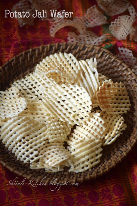 Shital's-Kitchen: Potato Wafer Potato Wafers, Jar Snacks, Sabudana Recipes, Chips Potato, Crispy Snacks, Prawn Dishes, Fasting Food, Black Kitchen Decor, Fasting Recipes