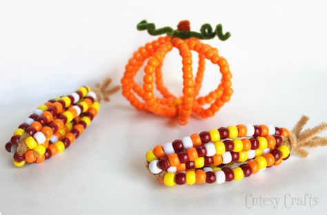 Pony Bead Indian Corn - Fun and easy Thanksgiving craft for the kids! Beaded Corn, Adorable Crafts, Fun Thanksgiving Crafts, Easy Thanksgiving Crafts, Dinner Thanksgiving, November Crafts, Pony Bead Crafts, Indian Corn, Thanksgiving Crafts For Kids