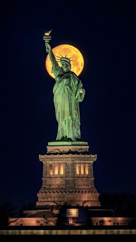 Liberty Wallpaper, تمثال الحرية, Beautiful Places In Usa, Live Wallpaper For Pc, Liberty New York, New York Wallpaper, Fashion Vogue, The Statue Of Liberty, Nyc Life