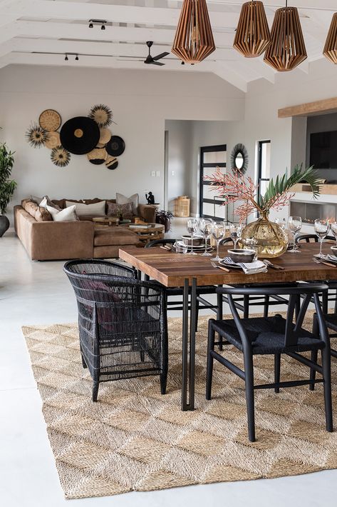 Modern Safari Living Room, African Inspired Living Room Modern, Living Room African Decor, Africa Inspired Living Room, South African Living Room, Safari Style Living Room, African Home Interior, African Modern Living Room, African Home Decor Ideas Living Room