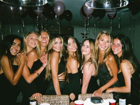 Birthday Photo With Friends, Birthday Photos With Friends, Party Aesthetic Photos, Party Pictures With Friends, Pic Ideas With Friends, Birthday Party With Friends, Friends Photo Ideas, Friends Vibe, Birthday With Friends