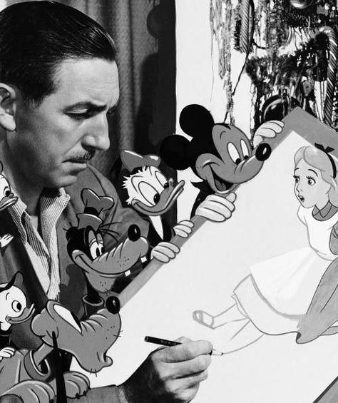 Walt Disney drawing/ sketching Alice In Wonderland with Disney characters; Mickey Mouse, Donald Duck, Goofy, Pluto, Huey, Dewey and Louie Best Disney Quotes, Walter Elias Disney, Steven Seagal, Animation Disney, Film Disney, Disney Side, James Cameron, Art Disney, Old Disney