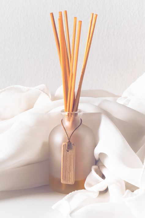 Diffuser Bottle Ideas, Diffuser Aesthetic, Diffuser Reed, Reed Diffuser Packaging, Essential Oil Candles Diy, Scented Diffuser, Reed Diffuser Bottle, Room Girl, Gin Bottle