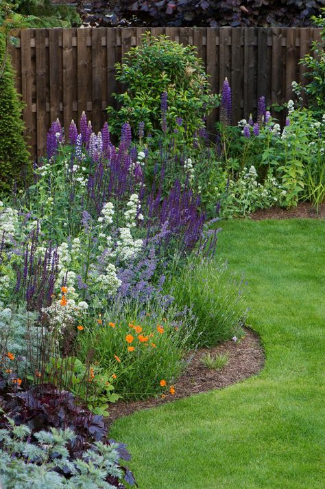 Cheap Landscaping Ideas, Tattoo Plant, Garden Flower Beds, Back Garden Design, Cottage Garden Design, Garden Design Layout, British Garden, Magic Garden, Outdoor Gardens Design