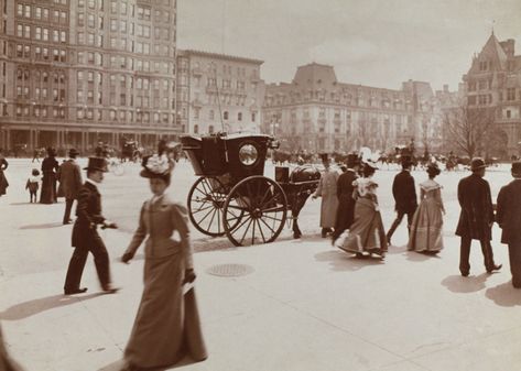 50 photos from American life in the 19th century - Museum of the City of New York/Archive Photos // Getty Images Paris 1900, Nyc History, Wilde Westen, Horse And Buggy, Street New York, 5th Avenue, American Life, Vintage New York, Horse Drawn