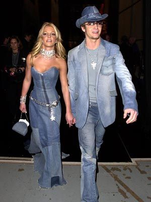 Britney Spears and Justin Timberlake in denim outfits (basically how we'd look.) Denim Outfits, Britney Spears Justin Timberlake, All Denim Outfits, Blonde Couple, Denim Party, Denim And Diamonds, Trending Topic, Charlotte Gainsbourg, Outfit 90s