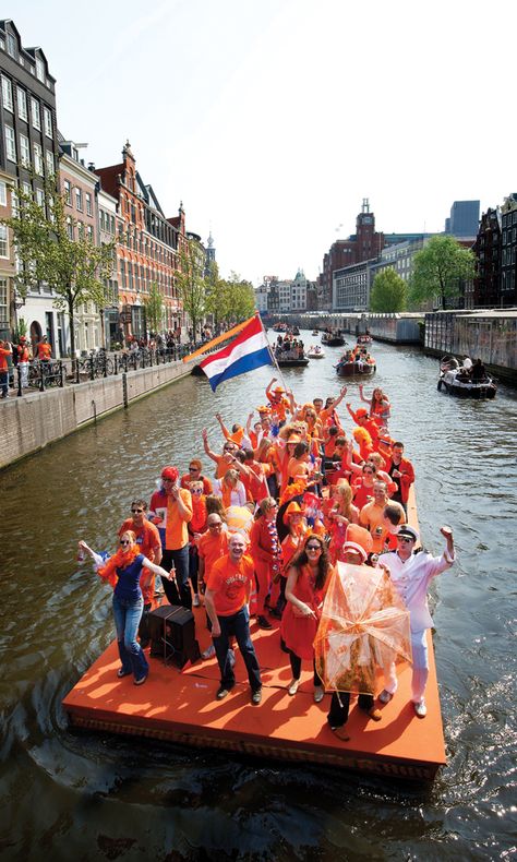 Queen's Day (King's Day from 2014) in #Amsterdam is full of orange! (Photo: Holland.com) Kings Day Amsterdam, Kings Day Netherlands, Day In Amsterdam, Dutch Culture, Orange Photo, Netherlands Flag, Travel Noire, Orange Party, I Amsterdam