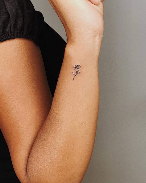 Rose Tattoo On Wrist, Tiny Rose Tattoo, Simple Rose Tattoo, Tattoo On Wrist, Realistic Rose Tattoo, Rose Hand Tattoo, Tiny Wrist Tattoos, Rose Tattoos For Women, Petit Tattoo