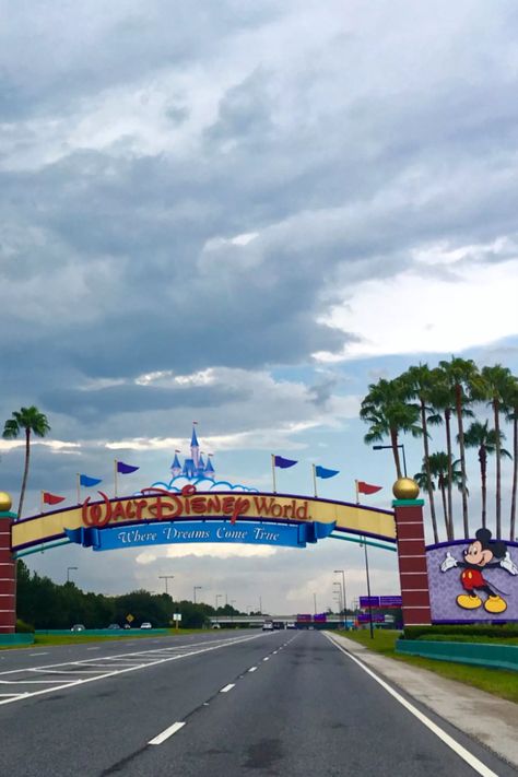 Descubra a magia sem limites com o ingresso para o Walt Disney World Resort, que oferece 4 dias de acesso a 4 parques incríveis. Viva aventuras emocionantes no Magic Kingdom, explore os mundos mágicos de Hollywood Studios e Animal Kingdom, e mergulhe no mundo da fantasia do Epcot. Com a opção de mudar de parque no mesmo dia, você pode criar seu próprio itinerário e aproveitar ao máximo sua visita. Compre agora e comece sua jornada pela terra encantada de Walt Disney World. Hollywood Studios, Disney Pictures, Magic Kingdom, Walt Disney World, Animal Kingdom, A 4, Walt Disney, Disney World, Vision Board