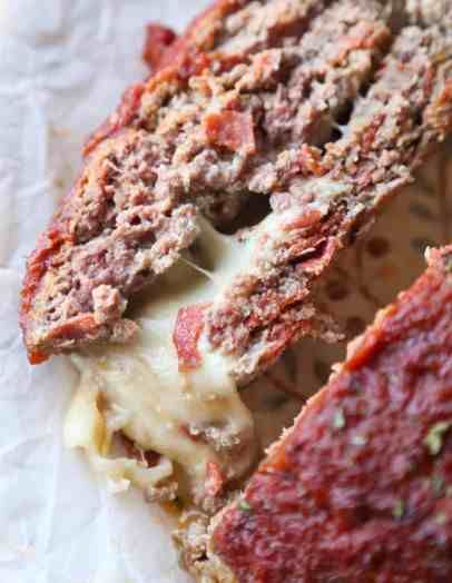 Pizza Meatloaf ... So easy and loaded with mozzarella cheese in the middle! Pizza Meatloaf Recipe, Pizza Meatloaf, Traditional Meatloaf Recipes, Easy Comfort Food Dinners, Traditional Meatloaf, Best Easy Dinner Recipes, Cookies And Cups, Pizza Topping, Best Meatloaf