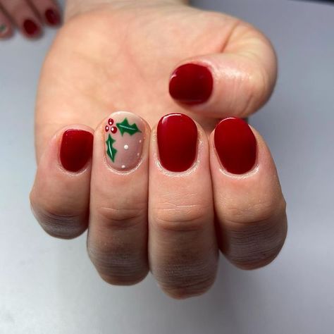 Christmas Nail Mistletoe, December Biab Nails, Funky Christmas Nails Short, Christmas Nails Regular Polish, Gel Mani Short Nails Christmas, Holiday Classic Nails, Simple Christmas Nails For Short Nails, Christmas Bio Gel Nails, Mistle Toe Nail Design