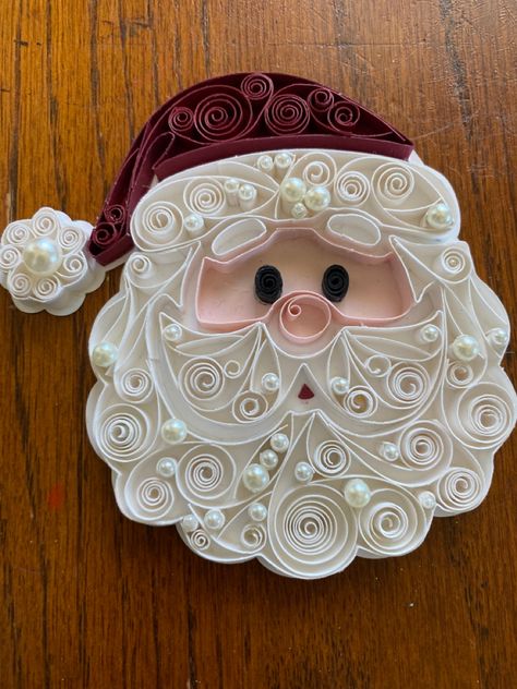 Paper Quilling Penguin, Christmas Quilling Art, Quilling Christmas Cards Xmas, Quilled Santa Claus, Quilling Paper Craft Christmas, Quilling Christmas Tree Pattern, Quilled Gingerbread Man, Quilling Christmas Patterns, Quilling Christmas Decorations