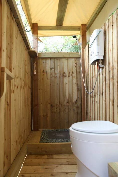 Glampotel Special Offer - The Glamping Show Glamping Bathroom, Off Grid Bathroom, Outdoor Toilet And Shower, Outdoor Shower Ideas, Camping Bathroom, Outdoor Shower Enclosure, Outdoor Bathroom Design, Composting Toilets, Outdoor Toilet