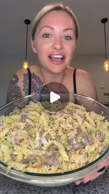 Shay Click on Instagram: "THE BEST MACRO FRIENDLY BIG MAC PASTA SALAD EVER 🔥🍝🥗🍔

Makes 8 servings:
Macros per serving: 329 cals, 22P, 55C, 3F" Big Mac Salad In A Jar, Big Mac Pasta Salad Recipe, Protein Pasta Salad Recipes, Macro Friendly Fast Food, Big Mac Pasta Salad, Mac Pasta Salad, Big Mac Pasta, Protein Entrees, Protein Puddings