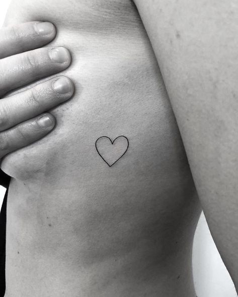 Heart heart tatto fineline cuore Heart Tattoo Placement Ideas, Fineline Heart Tattoo, Fine Line Heart Tattoo, Line Heart Tattoo, Cj Tattoo, Resilience Tattoo, Trend Tattoo, Tricep Tattoos, Daisy Tattoo Designs