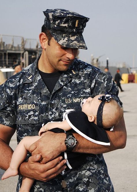 U.S. Navy photo by Mass Communication Specialist Seaman Betsy Lynn Knapper Coming Home Aesthetic, Soldier Coming Home, Military Homecoming, Dad And Baby, Military Kids, Navy Mom, Father And Daughter, Military Love, Support Our Troops