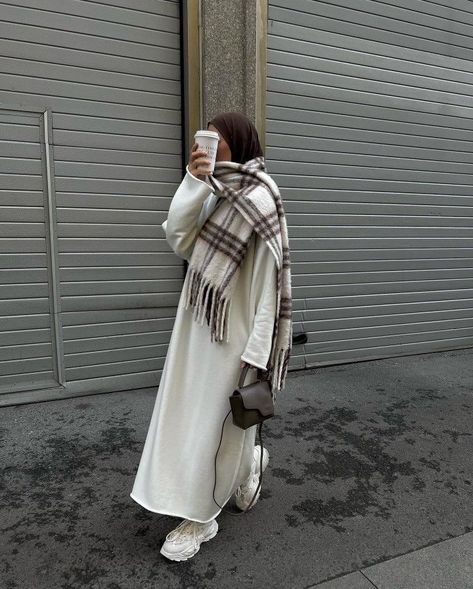 Hijabi Winter Outfits, Street Fashion Inspiration, Modest Street Fashion, Style Fall Outfits, Outfit Muslim, Modest Outfits Muslim, Modest Winter Outfits, Outfits Muslim, Estilo Hijab