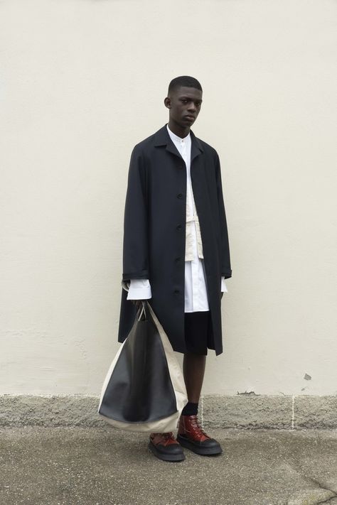 Jil Sander Spring 2019 Menswear collection, runway looks, beauty, models, and reviews. Fleece Pullover Outfit, F Men, Mens Spring Fashion, Copenhagen Fashion Week, Shooting Photo, Men Street, Fashion Images, 가을 패션, Sneakers Men Fashion