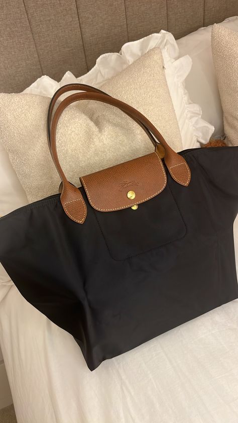 Longchamp Aesthetic, Long Champ Bag, University Bag, Uni Bag, School Bag Essentials, Dream Bag, Longchamp Bag, Luggage Organization, Luggage Backpack