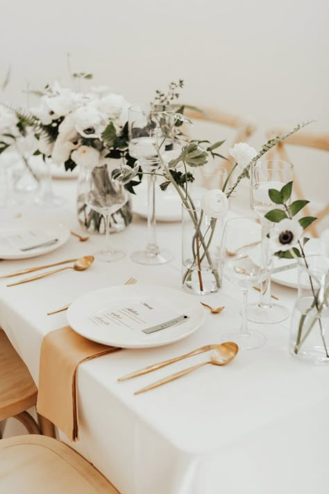 Elegant Chic French Modern Minimalist Wedding Inspiration - A PRINCESS INSPIRED BLOG #moderminimalistwedding #minimalistwedding #goldweddingdecor #goldwedding #goldweddingtable #frenchchicwedding #elegantchicwedding #allwhiteweddingflowers Aisle Planner, Minimalist Wedding Decor, Modern Minimalist Wedding, Future Wedding Plans, Wedding Tablescapes, Wedding Mood, E Card, Wedding Deco, Minimalist Wedding