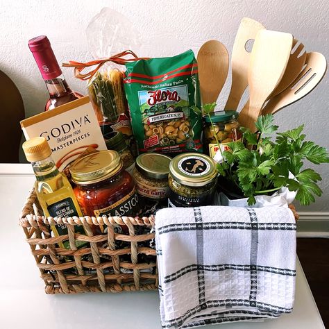 Pasta Dinner Gift Basket, Pasta Raffle Basket Ideas, Italian Christmas Basket, Taste Of Italy Gift Basket, Italian Night Gift Basket, Italian Gift Basket Ideas Diy, Meal Basket Gift Ideas, Pasta Basket Ideas, Gift Basket Ideas For Fundraiser