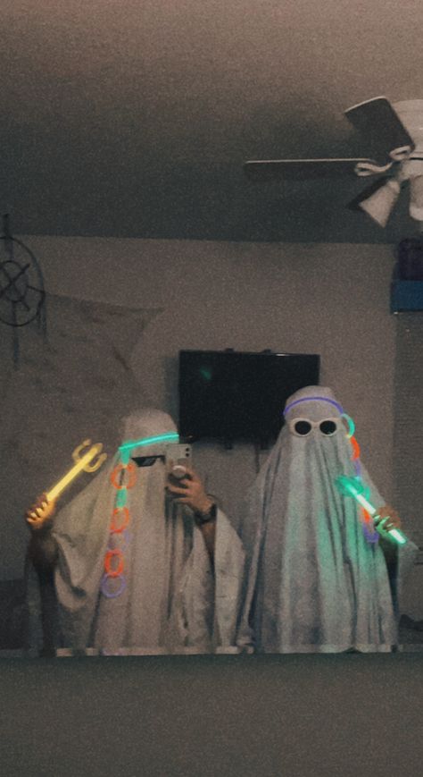 Aesthetic Ghost Halloween Costume, Preppy Ghost Costume, Sheet Ghost Halloween Costume, Halloween Sheet Ghost Pictures, Ghost With Sunglasses Costume, Funny Ghost Costume, Halloween Ghost Trend, Aesthetic Ghost Costume, Ghost Costume Ideas