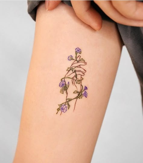 Line Work Tattoos Women, Small And Cute Tattoos, Simple Unique Tattoos, Tattoo 2023, Circle Tattoos, Plant Tattoo, Stylist Tattoos, Line Work Tattoo, Baby Tattoos