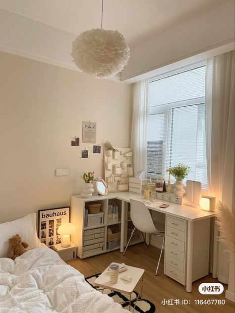 Bedroom Inspo Minimalist Small Room, Cozy Coquette Bedroom, Room Ideas Aesthetic Beige, Small Bedroom Coquette, Minimalistic Aesthetic Bedroom, Coquette Minimalist Room, Small Room Aesthetic Minimalist, Small Room Inspo Minimalist, Aesthetic Bedroom Desk