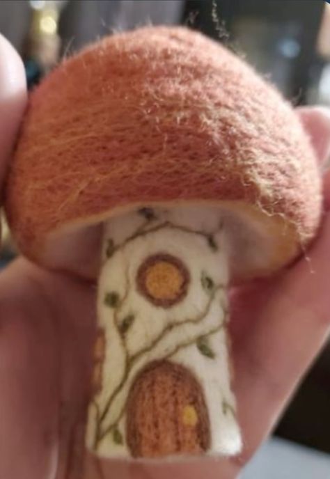 Felted Wool Mushroom, Winter Felting Ideas, Cute Felted Things, Aesthetic Needle Felting, Autumn Needle Felting Ideas, Fall Felting Ideas, Needle Felting Aesthetic, Needle Felted Autumn, Felting Aesthetic