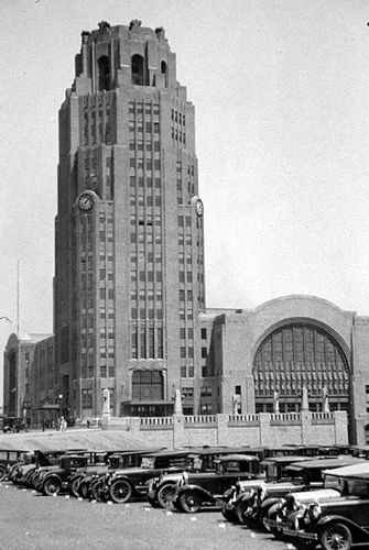 Buffalo Central Terminal. Absolutely beautiful art deco architecture, even though it's in disrepair. Buffalo Central Terminal, Majestic Places, Art Deco Exterior, Jeep Zj, Buffalo City, New York Central Railroad, New York Architecture, Places In New York, Vintage Architecture