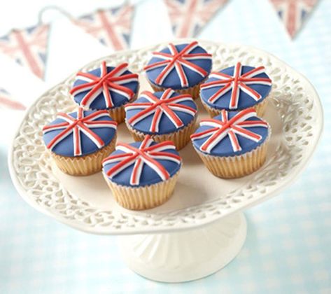 With the Summer Olympics, we simply can't get enough of London and these yummy cupcakes. Union Jack Cake, Jubilee Cake, 1940s Party, Olympic Idea, British Party, Pbs Food, Queen Birthday, Street Party, 70th Anniversary