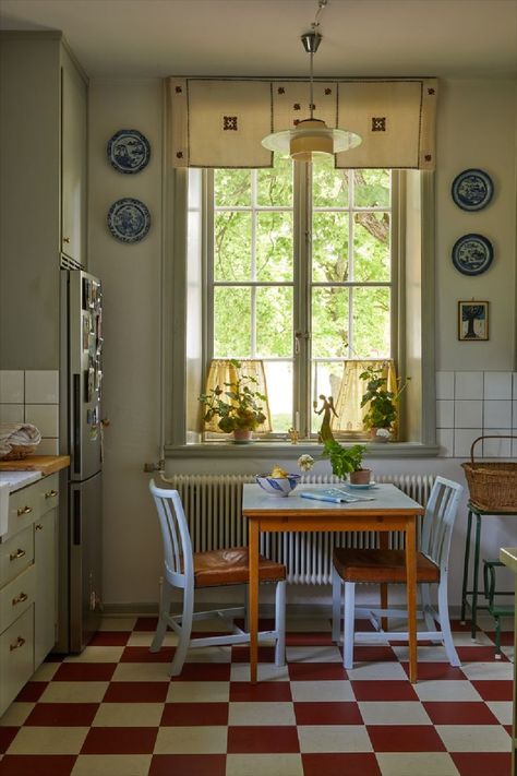 Kitchen Window Table, 1930s Dining Room, Swedish Farmhouse, Beata Heuman, European Kitchen, Sweden House, Swedish House, Interior Photography, Apartment Inspiration