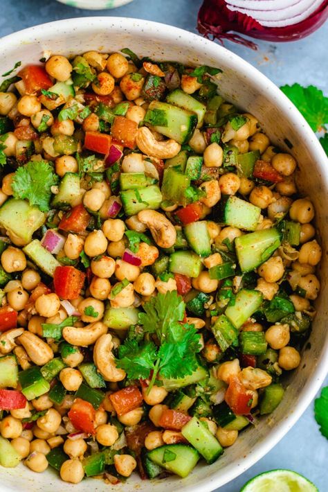 Indian chickpea salad - The Delicious plate Red Lentil Salad, Indian Salad, Chickpea Masala, Indian Salads, Balanced Meal Plan, Salad Recipes Healthy Easy, Chickpea Salad Recipes, Grilled Tofu, Pea Salad