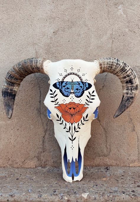 Cow Skull Ideas, Painted Deer Skulls, Painted Cow Skulls, Cow Skull Decor, Cow Skull Art, Painted Deer, Skull Ideas, Wall Mount Decor, Cow Skulls