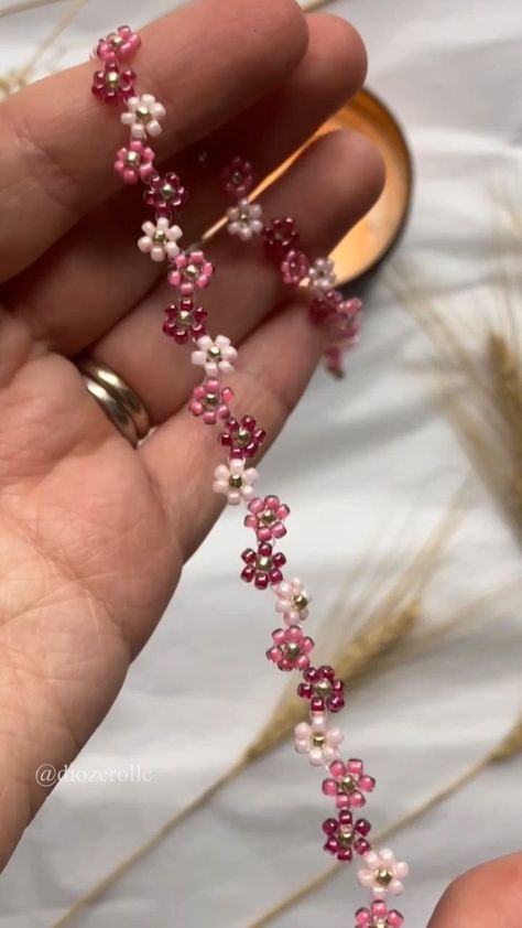 Daisy Bead Necklace, White Flower Choker, Beaded Necklace Flower, Flower Bead Necklace, Diy Wire Jewelry Rings, Pink Beaded Necklace, Pink Beaded Bracelets, Seed Bead Choker, Beaded Jewelry Necklaces