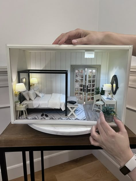 Jessica Cloe Miniatures Room In A Box Project, Mini House Ideas Diy Projects, Bedroom Model Making, Dolls House Inspiration, Doll House Rooms Ideas, Room Box Miniatures Diy, Dollhouse Diy Build, Mini Room Diy, Miniature Houses Model