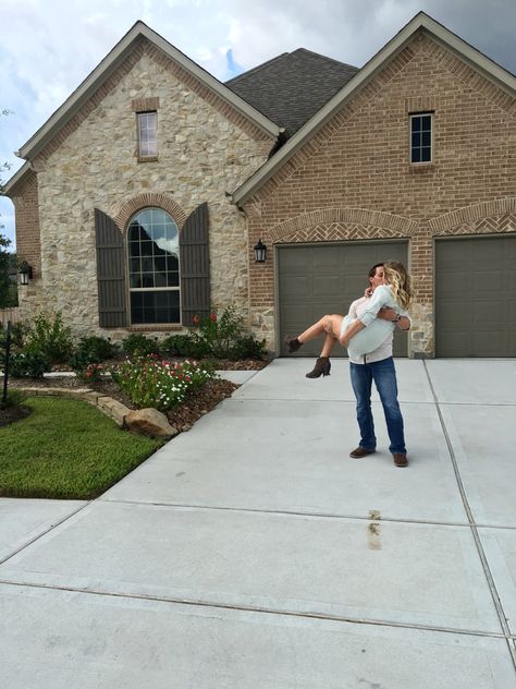 First home together photo Couple Buying First House Aesthetic, Buying First Home Aesthetic, Aesthetic Pregnancy, First Home Pictures, House Photoshoot, First Home Together, Together Photo, Baby Aesthetic, Vision Bored