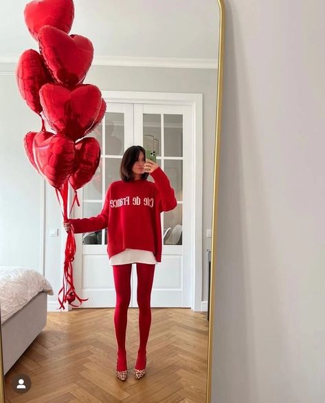 Santacon Outfit, Red Tights Outfit, Red Tights, Red Stockings, Womens Business Casual, Cooler Look, Looks Street Style, Heart Balloons, Valentine's Day Outfit