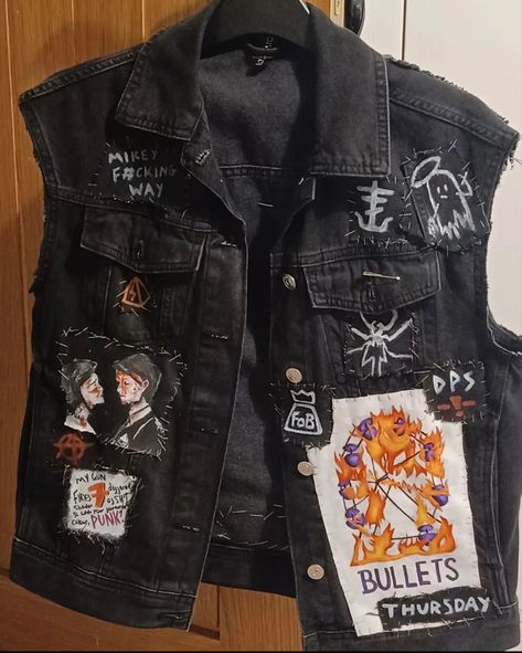 Diy Punk Shirt, Patch Inspiration, Punk Shirts, Battle Jackets, Jacket Diy, Punk Jacket, Punk Shirt, Jacket Ideas, Battle Jacket